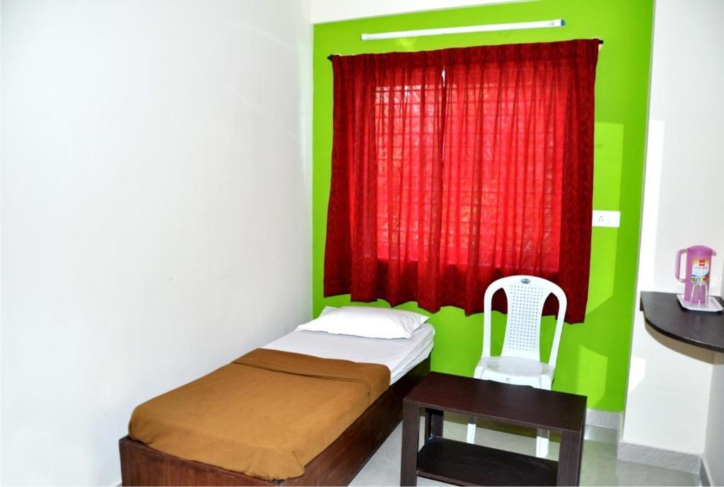 Maple Inn Budget Hotel Бангалор Екстериор снимка